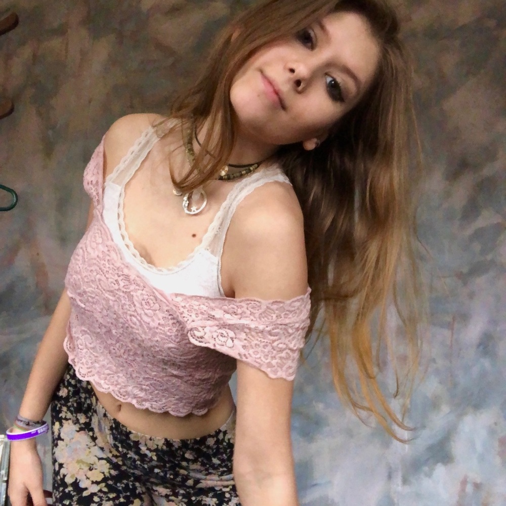 🌺PETITE WET SEAL CROP TOP FLORAL🌺
